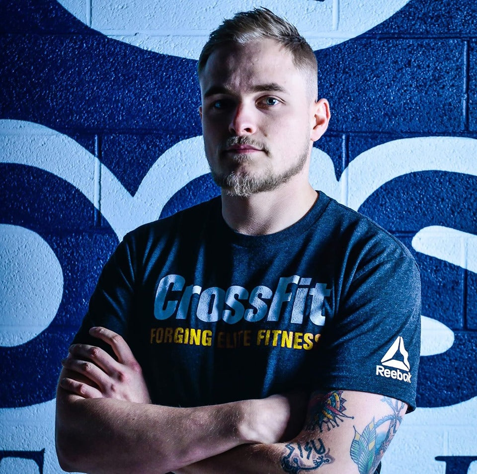owner de la box CrossFit Portus Itius sur fond bleu et blanc